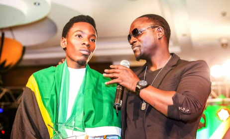 2015 Airtel Trace Music Star winner Mayunga Andrew with Akon. Photo: www.africancelebs.com