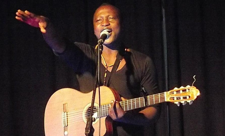 Célestin Mawndoé pendant un concert. Photo: africavivre.com