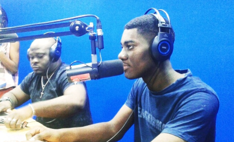 Samuel lors d'une interview sur une station de radio à Libreville. Photo: Facebook