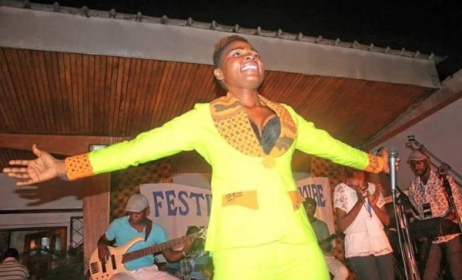 La chanteuse Sadky lors du festival Pointe-Noire en scène