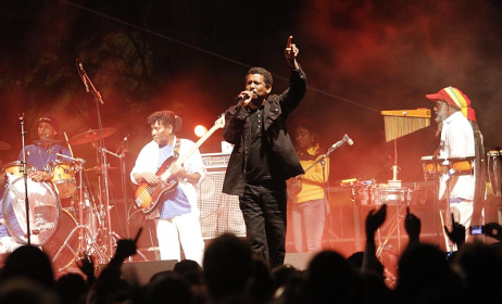 Désiré François et le groupe Cassiya pendant un concert. Photo: ipreunion.com