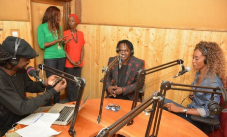 Baaba Maal dans les studios de Fem FM en compagnie de Xuman et de Kia