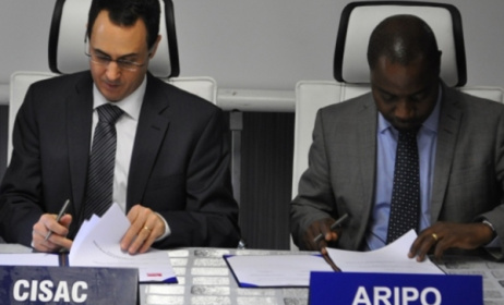 Gadi Oron and Fernando dos Santos signing the agreement in Harare.  Photo: Aripo