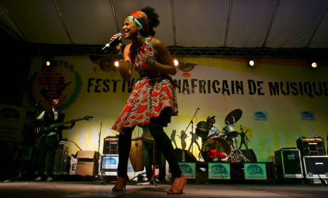 La chanteuse congolaise Syssi Mananga lors d'un concert au Fespam. Photo:DR