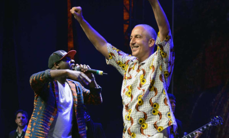 Yusuf Mahmoud (levant les mains) lors d'un concert au festival Sauti za Busara. Photo: DR