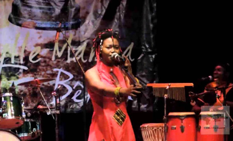 La chanteuse centrafrique Idylle Mamba lors d'un concert