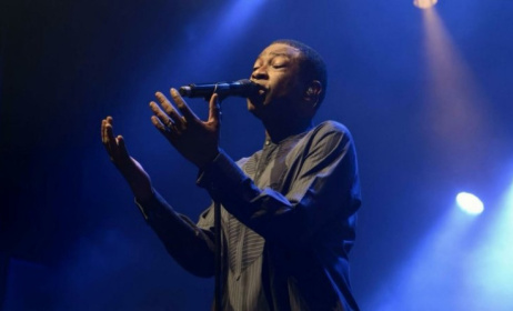L'icône sénégalaise, Youssou N’Dour voit son album Éclairer le monde reconnu pour son impact global.
