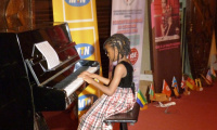 Une jeune fille jouant au piano lors d'un concours au Cameroun . Photo: Aguimucla.org Une jeune fille jouant au piano lors d'un concours au Cameroun . Photo: Aguimucla.org