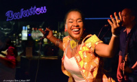 Elida Almeida sur la scène du Balattou (Photo) : Productions Nuit d'Afrique 2019 © André Rival