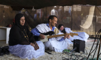 Le Tebraâ est une véritable ode à l’amour, où les femmes du Sahara manifestent leur attrait à la beauté, au courage et à la loyauté de leur bien-aimé.. (Photo). Académie du Royaume du Maroc.